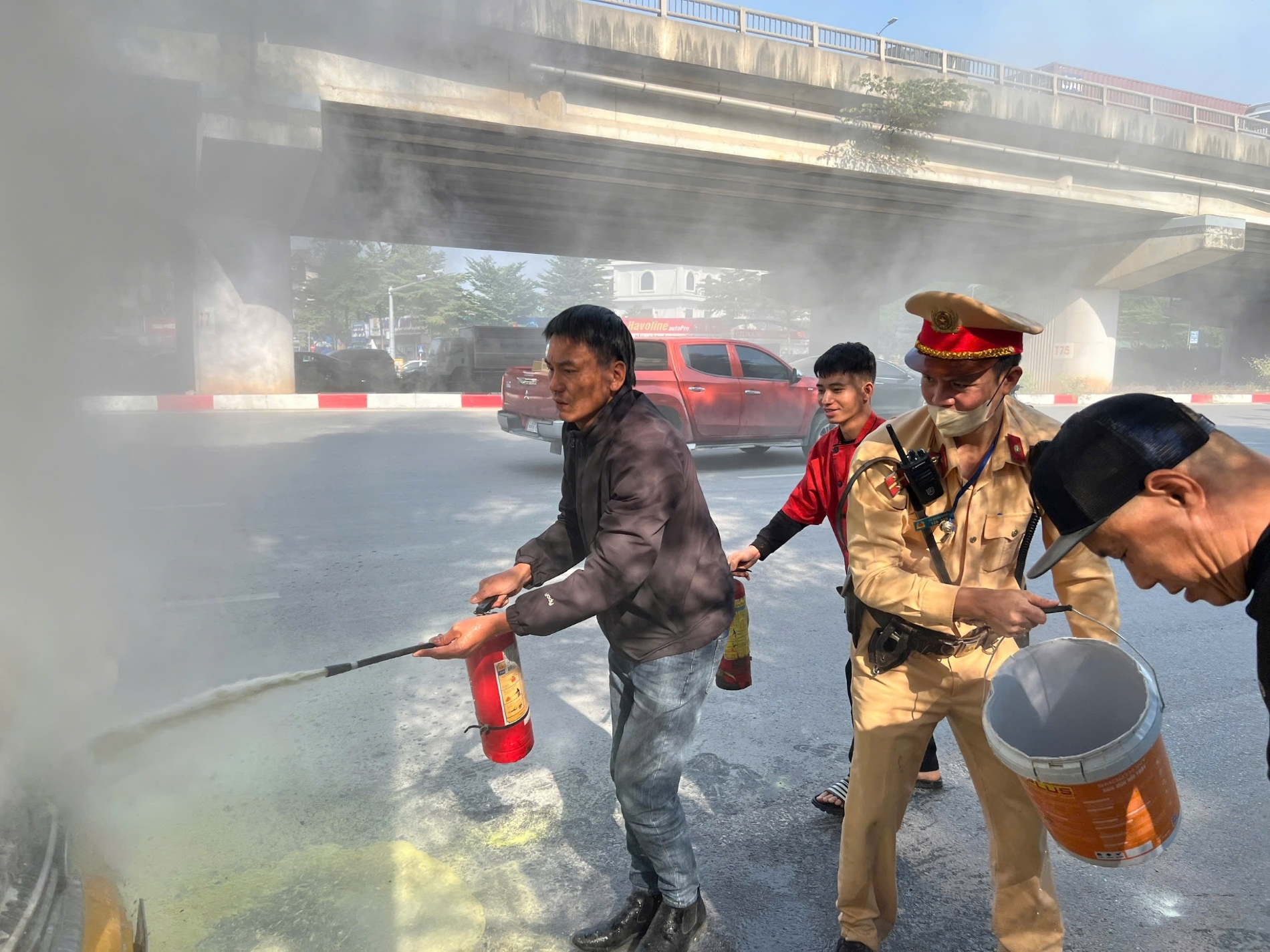 Hà Nội: Ô tô bất ngờ phát hỏa, Cảnh sát giao thông và người dân kịp thời hỗ trợ dập tắt